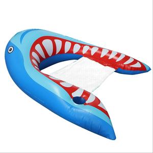 Fauteuil gonflable en PVC pour adulte en forme de requin avec porte-gobelet 53x42 pouces, personnalisable pour la sieste au bord de la piscine ou l'utilisation comme radeau de natation - Product Image 1