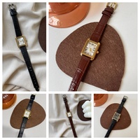 Montre pour femme de style nordique français romain à cadran carré - Bracelet en cuir exquis, luxe minimaliste, esthétique féminine, design unique