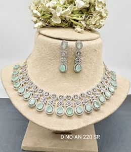 Collar de Perlas de Imitación con Flores, Chapado en Plata de Primera Calidad, con Cristales Brillantes de Corte Marquesa para Mujer - Product Image 4