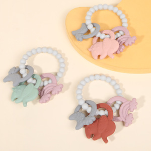 Pulsera de silicona para la dentición con forma de elefante, arcoíris y luna para bebés de 3 meses en adelante, unisex - Product Image 1