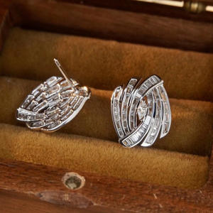 Orecchini a Perno in Oro Bianco E2411 con Diamanti Taglio Baguette, Gioielli di Lusso Geometrici da Donna con Incastonatura a Canale - Product Image 5