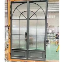Portes d'entrée doubles modernes à treillis cintrés pour villa - Surface finie coupe-vent, ouverture par poussée et traction
