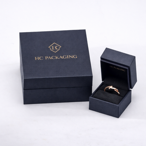 Boîte à bagues minimaliste de luxe avec charnière rabattable, emballage cadeau pour bijoux, insert en velours, gaufrage, logo personnalisé pour la vente au détail de bijoux - Product Image 2