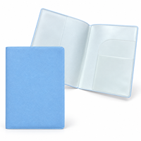 Étui Porte-Passeport en Cuir PU Souple avec Poche Intérieure Transparente et Emplacement pour Carte d'Embarquement – Idéal pour les Voyages et Vacances – Couleurs Personnalisables – Vente en Gros OEM