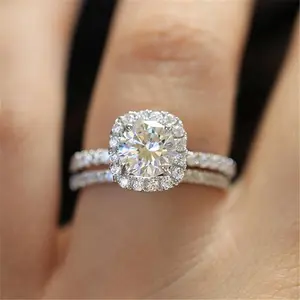 女性のための真新しい最新のファッション光沢のあるフルクリスタルの婚約指輪ダブルサークルキュービックジルコニアフィンガーリング