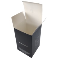 Boîte d'expédition en carton recyclé noir mat en gros avec logo UV en relief PPWR, adaptée pour l'emballage de chaussettes, cosmétiques, vêtements et parfums