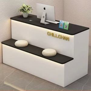 Mostrador de Recepción Moderno Blanco con Detalles Dorados y Asientos para Salón o Tienda - Product Image 3