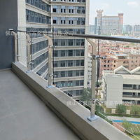 Rampe de balcon moderne et durable en verre trempé avec poteaux en acier inoxydable à monter soi-même pour la sécurité des terrasses extérieures et des escaliers