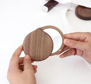 Miroirs de poche magnétiques ronds en bois personnalisés en gros, mini miroirs de voyage portables à main pour le maquillage - Product Image 3