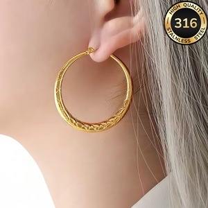 Pendientes grandes retro tallados con motivos étnicos, de acero de titanio, dorados, con relieve circular, que no se desvanecen, para mujer - Product Image 1