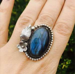 Labradorite brillante Bague en argent sterling 925 Pierre précieuse faite à la main Bague minimaliste en argent massif Forme ovale Bague en pierres précieuses naturelles - Product Image 1