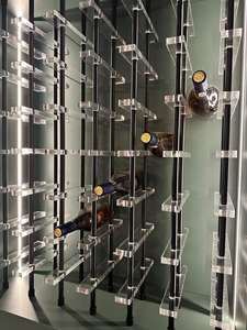 خزانة نبيذ أنيقة مخصصة مع إضاءة LED ذهبية ورفوف زجاجية لأثاث الترفيه المنزلي - Product Image 2