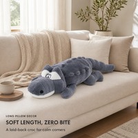 Peluche de crocodile gris adorable allongée avec des patchs oculaires blancs et un dos côtelé, animal en peluche doux pour la décoration de chambre et comme cadeau