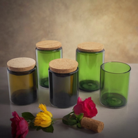 Leere Weinglas-Kerzenbehälter aus recyceltem grünem und bernsteinfarbenem Glas mit Kork- und Bambusdeckel für die Kerzenherstellung