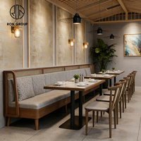 Ensemble de meubles de restaurant moderne et simple en bois, marbre et rotin, avec banquette rembourrée, table et chaises, pour hôtel, café et usage commercial