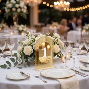 Numéros de table en acrylique doré de luxe 4x6 pouces - Porte-numéros de table de mariage élégants et cintrés pour <span class=keywords><strong>la</strong></span> décoration de réceptions et d'événements - Product Image 1