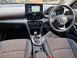 USADO <span class=keywords><strong>2023</strong></span> para <span class=keywords><strong>Yaris</strong></span> <span class=keywords><strong>Cross</strong></span> Sedán Automático, Interior Oscuro, Asientos de Tela, Neumáticos R17, Volante a la Derecha, Pantalla Táctil, 5 Asientos, Euro IV - Product Image 4