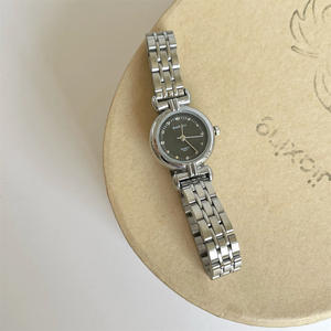 Petite montre ronde en diamant pour femmes montre rétro légère de luxe en or assortie pour femmes - Product Image 1