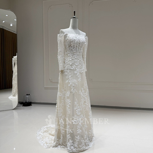 Vestido de Novia Elegante y Moderno Xx101, Estilo Princesa, con Hombros Descubiertos, Apliques Florales 3D, Espalda Descubierta y Cola de Capilla - Product Image 5