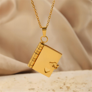 <span class=keywords><strong>Collana</strong></span> con Medaglione a Forma <span class=keywords><strong>di</strong></span> Libro in Acciaio Inossidabile all'Ingrosso, Argento / Oro / Nero, per Amanti dei <span class=keywords><strong>Libri</strong></span>, con Logo Personalizzato Inciso al Laser - Product Image 4