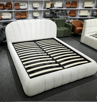 Cadre de lit rembourré en tissu Teddy moderne, lit moelleux de style crème avec lattes en bois massif, meubles de chambre à coucher taille Queen et King