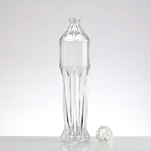 La bouteille de verre à alcool en forme de vase mince a un corps long et élégant. Il est personnalisé en usine avec un bouchon de bouteille - Product Image 4