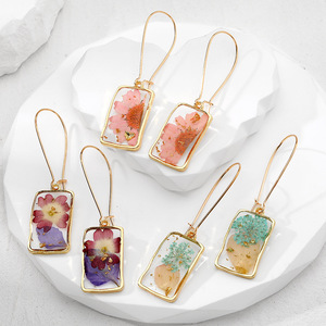 Pendientes de Resina Chapados en Oro con Flores Secas, Estilo Bohemio para Mujer, Pendientes Rectangulares, Regalo - Product Image 1