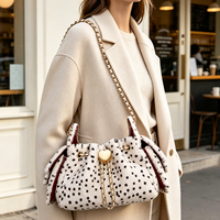 Sac seau en fausse fourrure à pois dalmatien pour femme, avec fermoir cœur et chaîne, sac à bandoulière mignon en peluche
