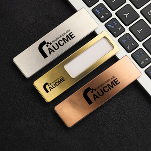 Insigne nominatif en métal vierge personnalisé pour le personnel de marque nom de l'école plaque signalétique Die frappé gravé broche broche revers