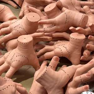 Adams Family Wednesday <span class=keywords><strong>Addams</strong></span> Guante de Halloween Hand - Carnival Creepy Rubber Hand Prop para decoración de fiesta de miedo - Product Image 6