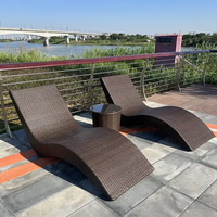 Mobilier d'extérieur, lit de bronzage double en rotin côté piscine