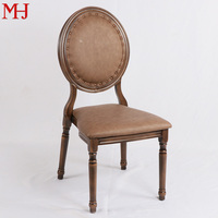 Chaise de salle à manger commerciale de luxe en aluminium avec finition grain de bois, dossier rétro décoré de rivets, portable, durable, prête pour les événements