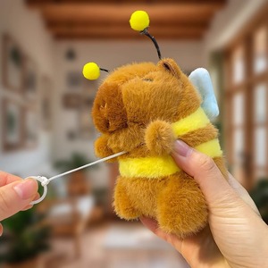Llavero de peluche de capibara con alas móviles, colgante para teléfono y bolso, para máquina de garras, stock a granel, fabricado en China, de peluche corto y algodón PP - Product Image 1
