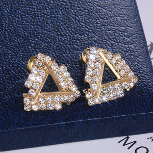 Pendientes triangulares de oro rosa con diamantes de imitación de cristal, diseño geométrico para mujer, uso diario - Product Image 3