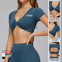 ملابس رياضية نسائية مخصصة عالية الجودة بتصميم مريح وياقة على شكل V وأكمام قصيرة لليوغا والجري واللياقة البدنية