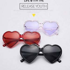 Gafas de Sol de Moda Retro Transparentes Rojas y Rosas para Mujer, Gafas de Sol Extra Grandes con Forma de Corazón - Product Image 6