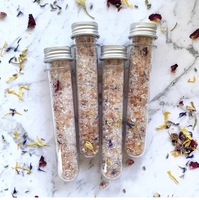 Sel de Bain Cristallin Parfumé aux Fleurs Séchées, Tube de 80g, Exfoliant, Sel de l'Himalaya, Bestseller Transfrontalier