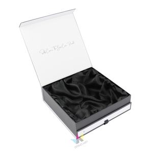 Caja de Regalo Crown Win con Tela Negra Sedosa en el Interior, con Tapa Magnética, Caja de Papel Rígido Negra para Cosméticos con Cinta - Product Image 2