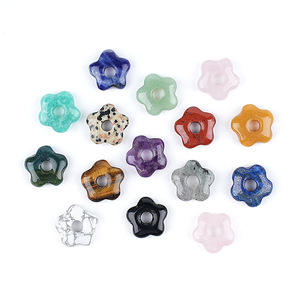Atacado: Contas de Cristal Polido de 15mm com Flores Esculpidas de Pedra Preciosa Natural e Cinco Pétalas com Furo para Joias DIY - Product Image 1