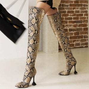 Bottes longues pour femme, grande taille 43, en similicuir serpent, à bout pointu, talon chaton, montantes au-dessus du genou, avec fermeture éclair arrière, tendance - Product Image 5