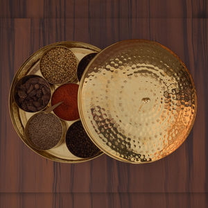 Boîte de rangement d'épices classique martelée à la main en laiton doré de haute qualité avec conception détachable 7 conteneurs et 1 cuillère décoration de cuisine - Product Image 1