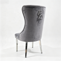 Chaise de salle à manger de luxe en velours gris avec pieds en acier inoxydable chromé, dossier capitonné en losanges et dossier en anneau de lion