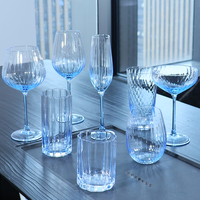 Vente en gros de gobelets en verre avec logo personnalisable Verre à vin en cristal de luxe Fête à domicile Coupe à vin en verre à rayures verticales
