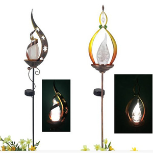 Lámpara Solar de Jardín con Diseño de Llama LED, Resistente al Agua, con Estaca de Hierro, de Pie, con Energía Solar - Product Image 1