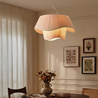 Lustre suspendu LED en tissu plissé superposé Ethereal Bloom, lampe à pétales ondulés, décoration organique moderne pour salle à manger