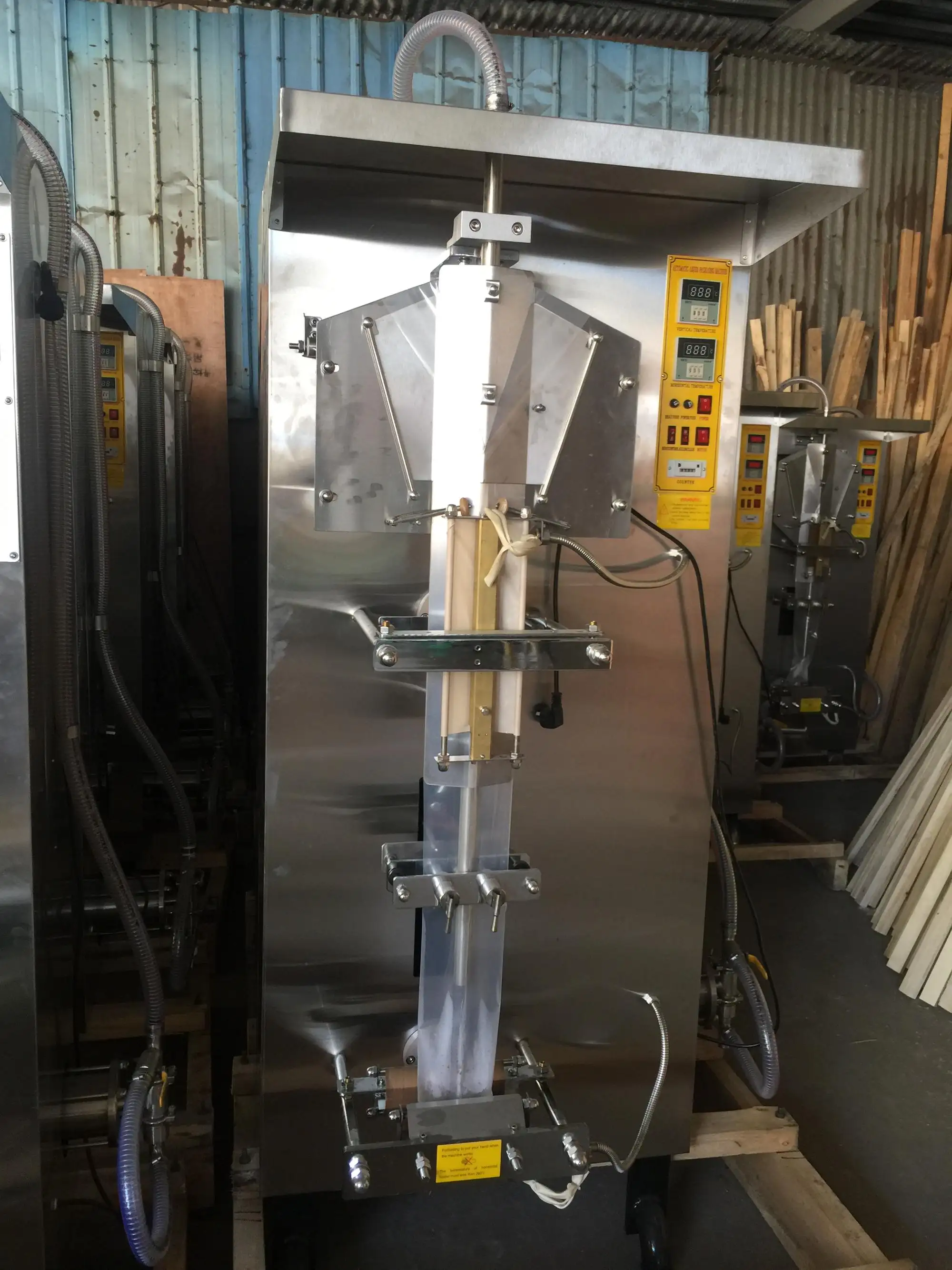 Machine de remplissage et de scellage verticale automatique, pour sacs d'eau et de liquide