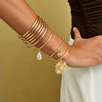 Ensemble de 9 Bracelets Dorés Luxe Léger, Pendentif Cœur Fleur Perle Haut de Gamme, Bijoux de Main Empilables Tendance