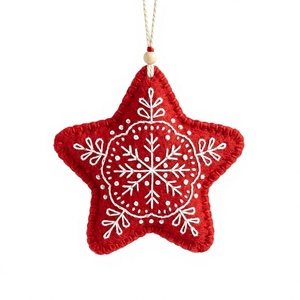 Adornos Navideños Grandes Personalizados de Fieltro Ecológico en Forma de Estrella Roja, Bordado de Copos de Nieve Blancos, Hechos a Mano para Interiores - Product Image 2