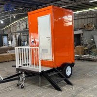 Remorque WC mobile simple avec urinoir, lavabo et évier intégrés pour événements extérieurs et chantiers