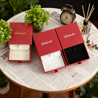 Boîtes à bijoux rectangulaires de luxe rouges en carton avec logo personnalisé, doublure en velours et tiroir, idéales pour cadeaux de mariage et de fête - Colliers et boucles d'oreilles